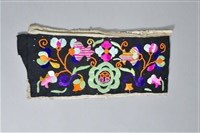 藏品(黑地石榴花紋衣袖繡片)的圖片