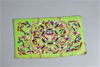 藏品(亮綠地七環花紋衣袖繡片)的圖片