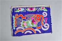 藏品(藍地魚紋衣袖繡片)的圖片