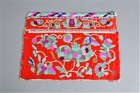 藏品(紅地石榴魚鳥紋衣袖繡片)的圖片