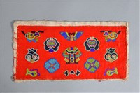 藏品(紅地宗廟花蝶魚鳥紋衣袖繡片)的圖片