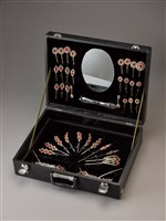 藏品(紅水鑽頭面-外箱)的圖片