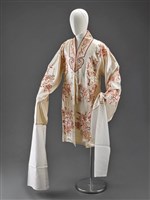 藏品(牙白地彩繡牡丹紋女帔)的圖片