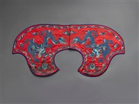 藏品(黃地藍繡龍褂-披領)的圖片