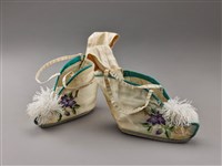 藏品(米白地彩繡花卉紋軟蹺鞋)的圖片