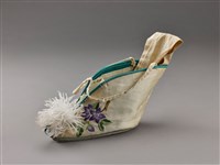 藏品(米白地彩繡花卉紋軟蹺鞋(左))的圖片