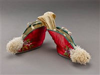 藏品(紅地彩繡花卉紋軟蹺鞋)的圖片