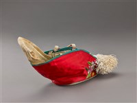 藏品(紅地彩繡花卉紋軟蹺鞋(右))的圖片