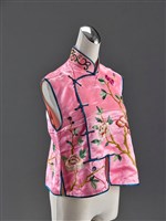 藏品(粉紅地彩繡牡丹紋女小坎肩)的圖片