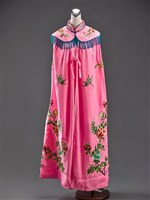 藏品(粉紅地彩繡蝶戀花紋女斗篷)的圖片
