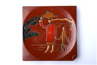 藏品(刻繪臺灣風物紋茶托-頂物婦人)的圖片