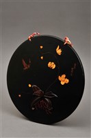 藏品(黑漆彩繪鑲骨木蝴蝶蘭紋圓形掛飾)的圖片