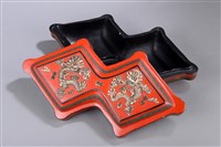 藏品(朱漆貼玉石龍紋方勝盒)的圖片
