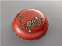 藏品(朱漆櫻花紋圓盒(盒蓋))的圖片