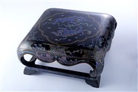 藏品(黑漆螺鈿家具小件組-2雙獅戲球紋方凳)的圖片