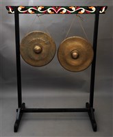 藏品(菲律賓傳統銅鑼及弦樂器)的圖片