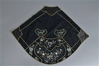藏品(黑地彩繡花鳥紋肚兜)的圖片