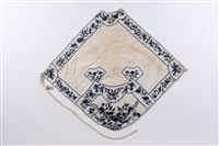 藏品(白地青花繡花鳥紋肚兜)的圖片