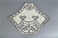 藏品(白地青花繡花鳥紋肚兜)的圖片