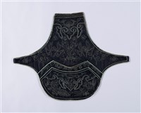 藏品(黑地綠繡鳳凰牡丹紋肚兜)的圖片