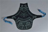 藏品(黑地綠繡花籃紋肚兜)的圖片