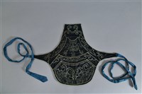 藏品(黑地綠繡如意磬牌紋肚兜)的圖片