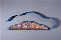 藏品(米白地盤金彩繡麒麟紋眉勒)的圖片