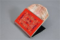 藏品(紅地十字繡兩摺褡褳荷包)的圖片