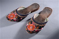 藏品(黑地彩繡花卉紋女拖鞋)的圖片