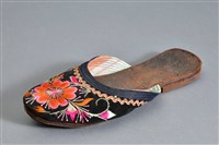 藏品(黑地彩繡花卉紋女拖鞋(左))的圖片