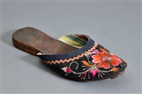 藏品(黑地彩繡花卉紋女拖鞋(右))的圖片