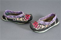 藏品(黑地彩繡花蝶紋尖頭鞋)的圖片