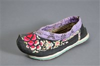 藏品(黑地彩繡花蝶紋尖頭鞋(左))的圖片