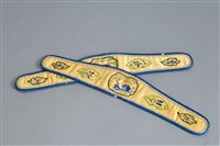 藏品(米白地盤金彩繡亭臺樓閣紋纏足護膝)的圖片