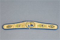 藏品(米白地盤金彩繡亭臺樓閣紋纏足護膝(左))的圖片