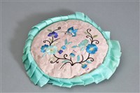 藏品(粉紅地彩繡花蝶紋針包)的圖片