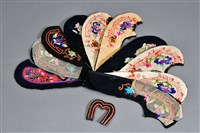 藏品(黑絨布彩繡花卉紋鞋側面板半成品)的圖片