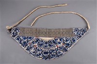 藏品(白地青花繡魚蓮紋下兜)的圖片