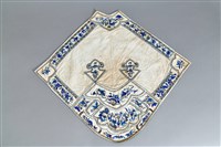 藏品(白地青花繡龍鳳龜鹿紋肚兜)的圖片