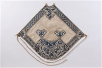 藏品(白地青花繡雞菊紋肚兜)的圖片