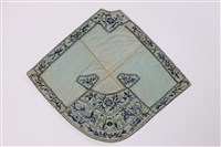 藏品(淺藍地彩繡人物紋肚兜)的圖片