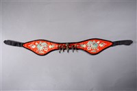 藏品(紅地彩繡獅子戲球紋眉勒)的圖片