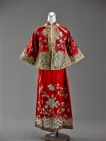 藏品(紅地盤金繡牡丹紋新娘禮服)的圖片