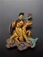 藏品(宜蘭總蘭社銀蔥地雙龍拜塔紋彩牌旗插件(何仙姑))的圖片