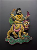 藏品(宜蘭總蘭社銀蔥地雙龍拜塔紋彩牌旗插件(李鐵拐))的圖片
