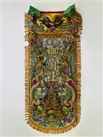 藏品(宜蘭總蘭社藝宣隊銀蔥地雙龍拜塔紋頭旗)的圖片