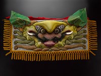 藏品(宜蘭總蘭社藝宣隊銀蔥地雙龍拜塔紋頭旗插件(獅頭))的圖片