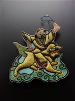 藏品(宜蘭總蘭社藝宣隊銀蔥地雙龍拜塔紋頭旗插件(李鐵拐))的圖片