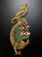 藏品(宜蘭總蘭社藝宣隊銀蔥地雙龍拜塔紋頭旗插件(龍))的圖片