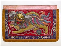 藏品(宜蘭總蘭社紅地獅子戲球紋菜刀旗)的圖片